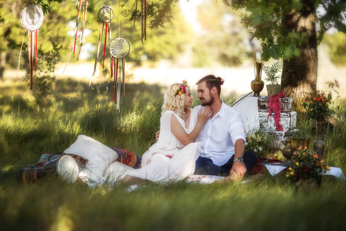 Свадьба молодоженов на природе