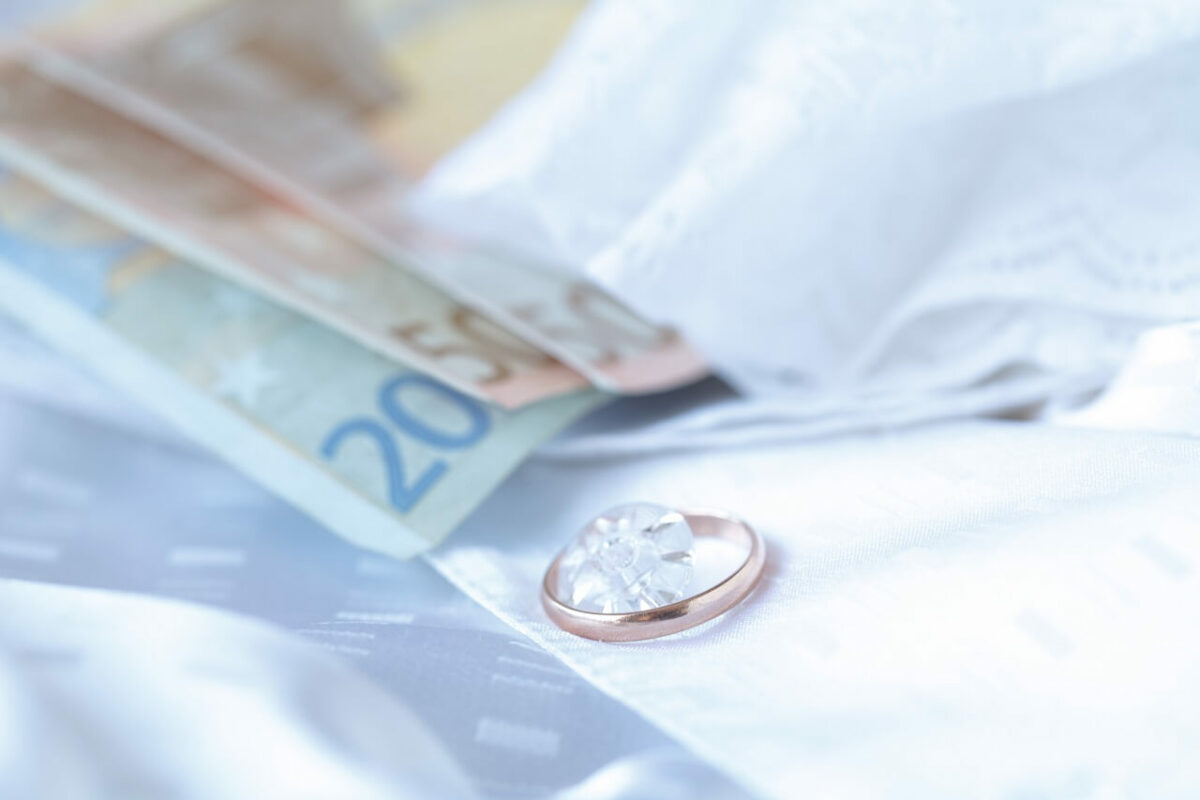 Способы оригинально преподнести деньги в подарок на свадьбу