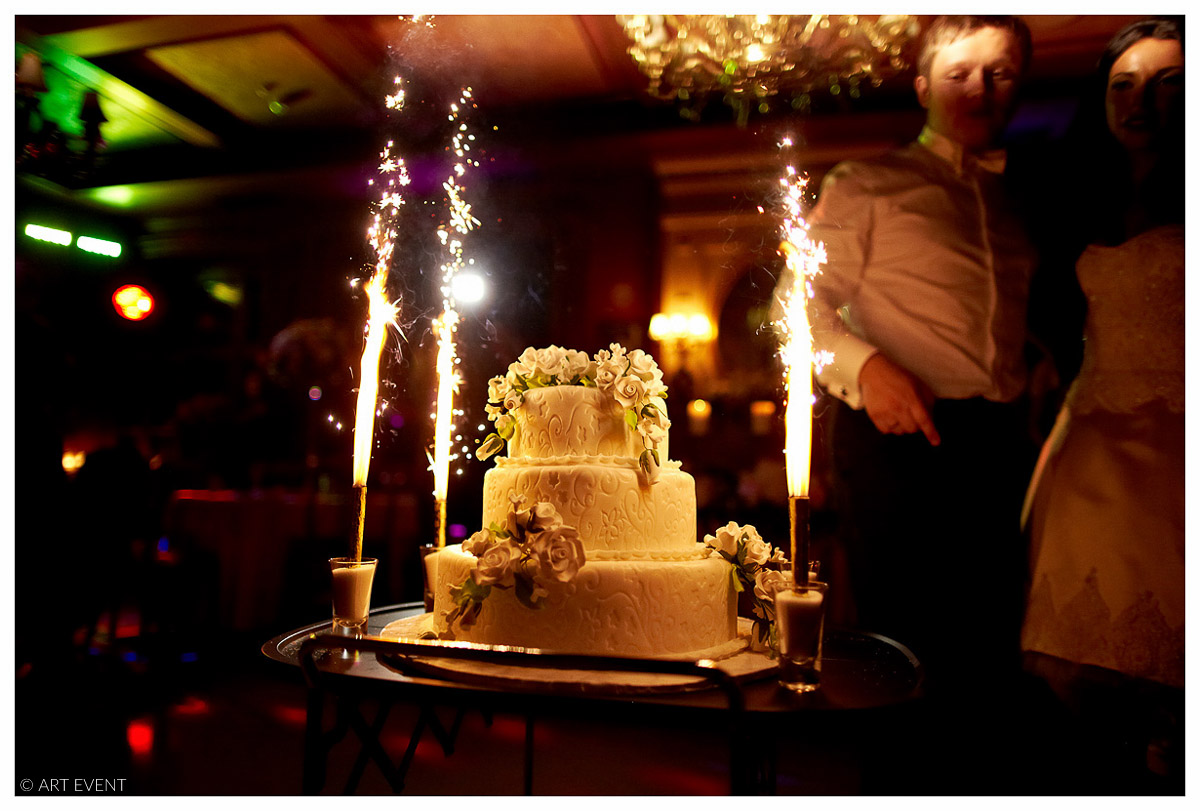 вынос торта и завержение торжества