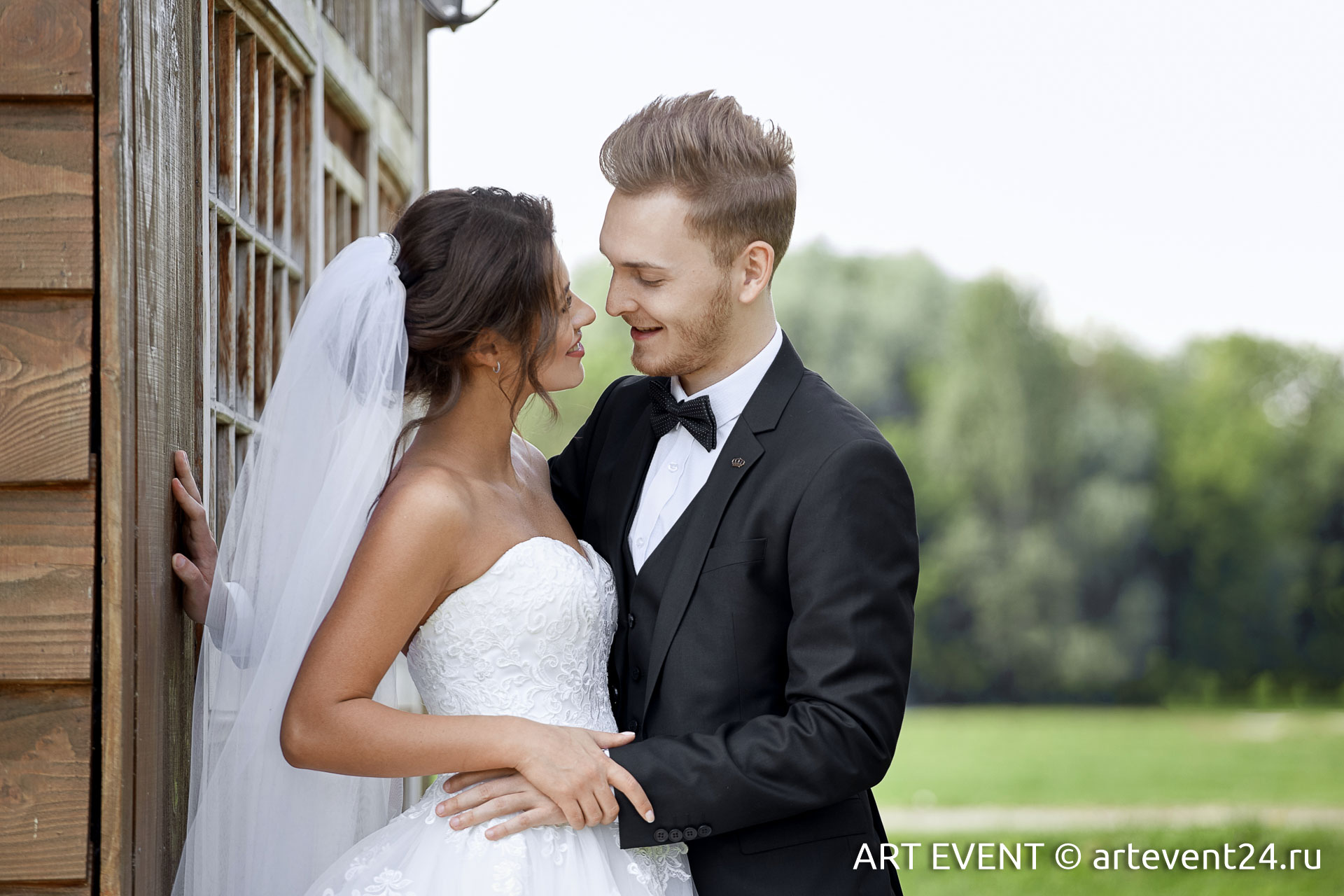 молодожены на свадьбе в Подмосковье