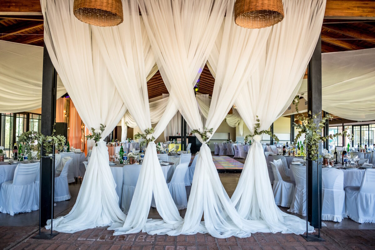 открытая терраса на летней свадьбе