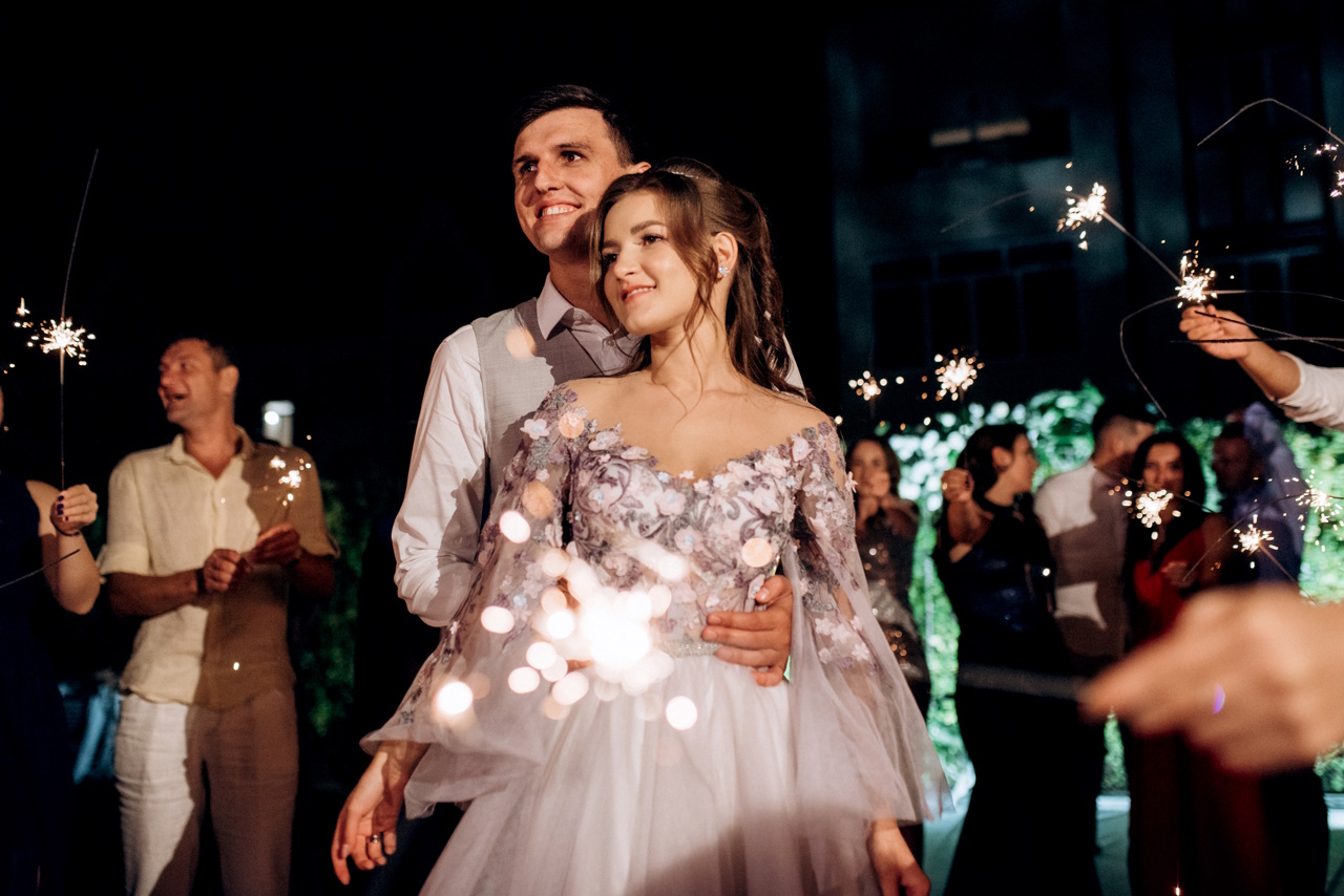 бенгальские огни на свадьбе молодоженов