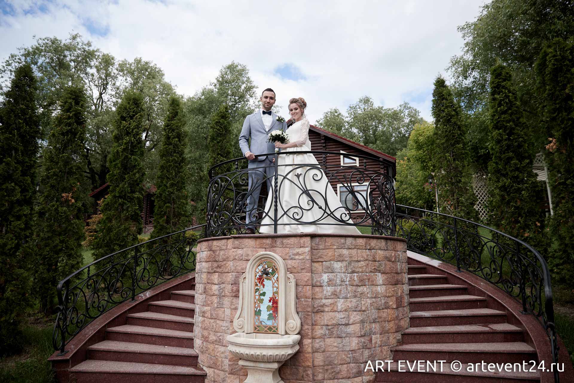 молодожены на свадьбе загородом
