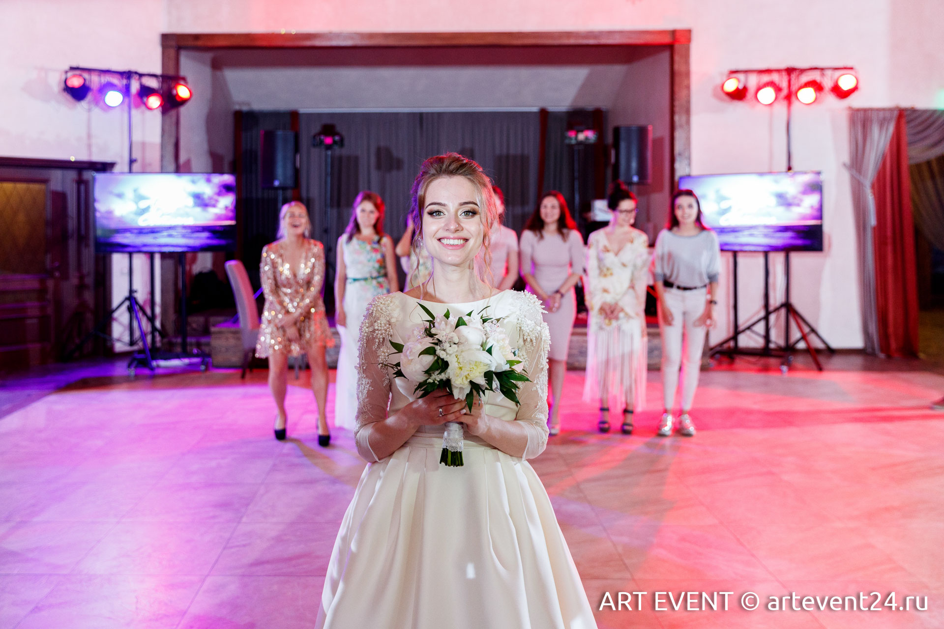 невеста подбрасывает букет