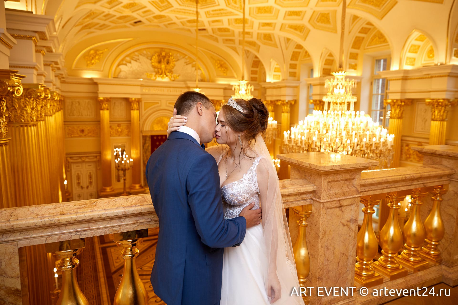 молодожены в загсе