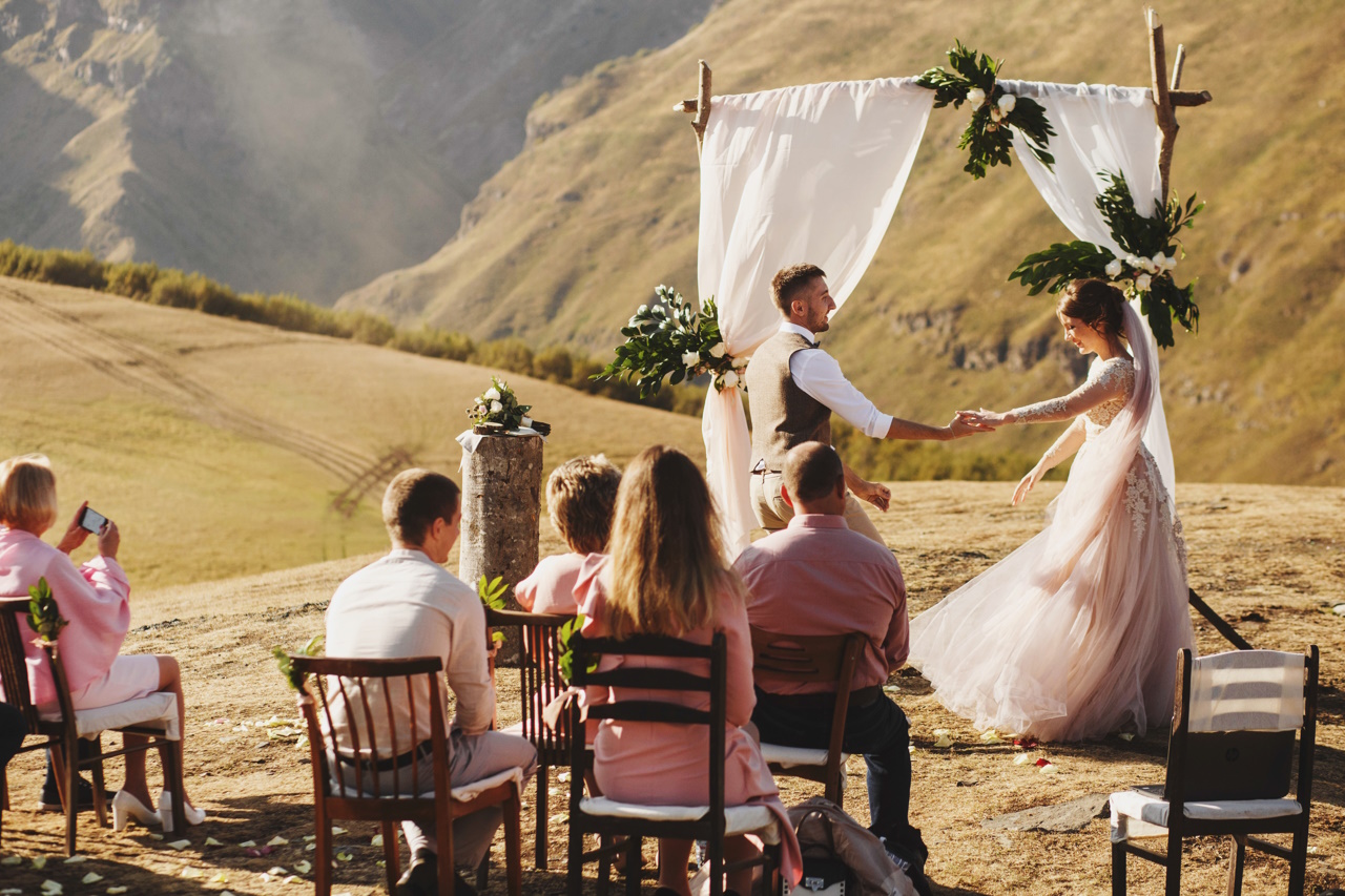 Невеста и жених выглядят великолепно во время свадебной церемонии на