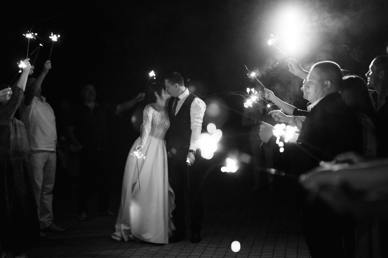 молодожены на свадьбе бенгальских огней