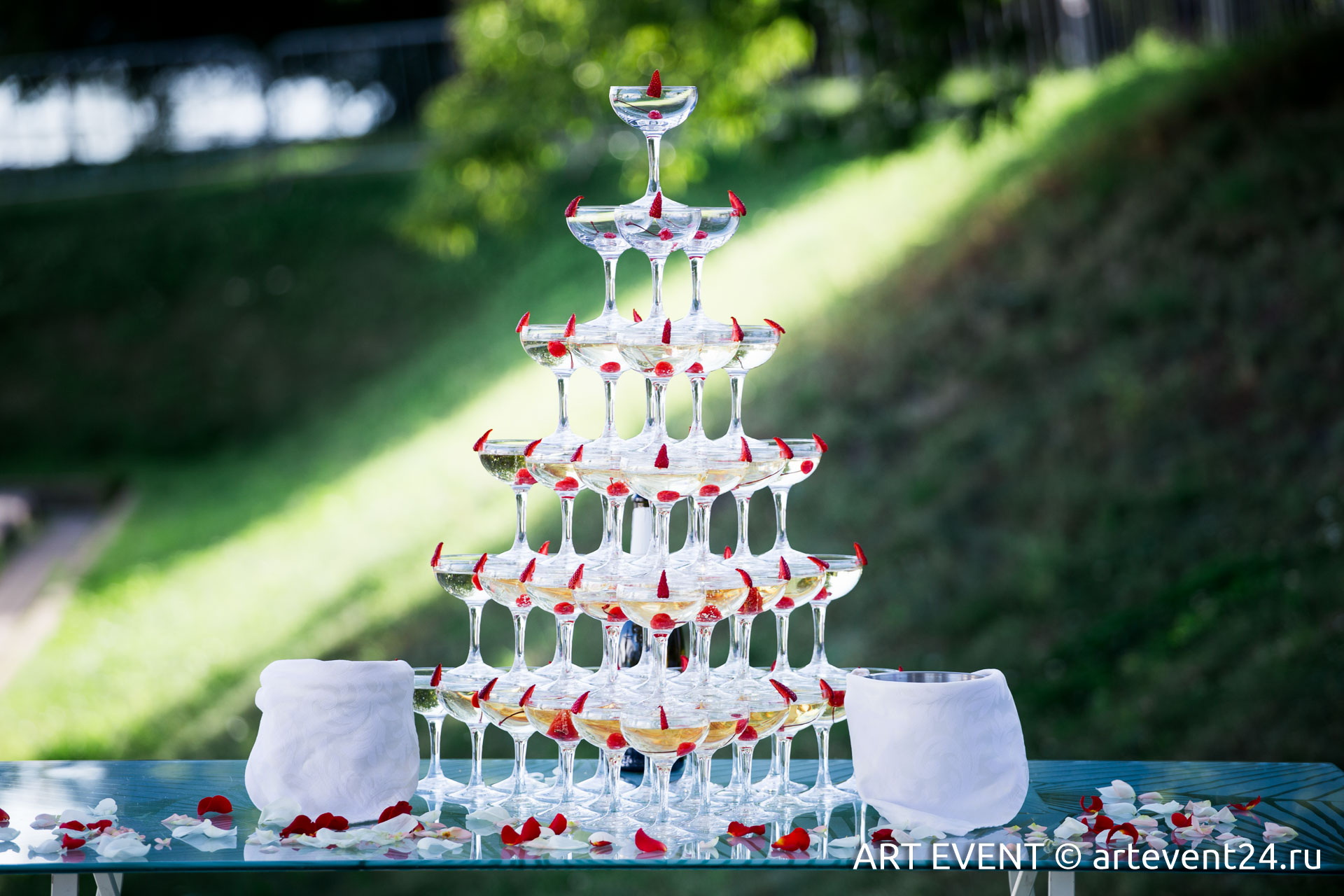 Напитки на свадьбу: сколько алкоголя и воды брать
