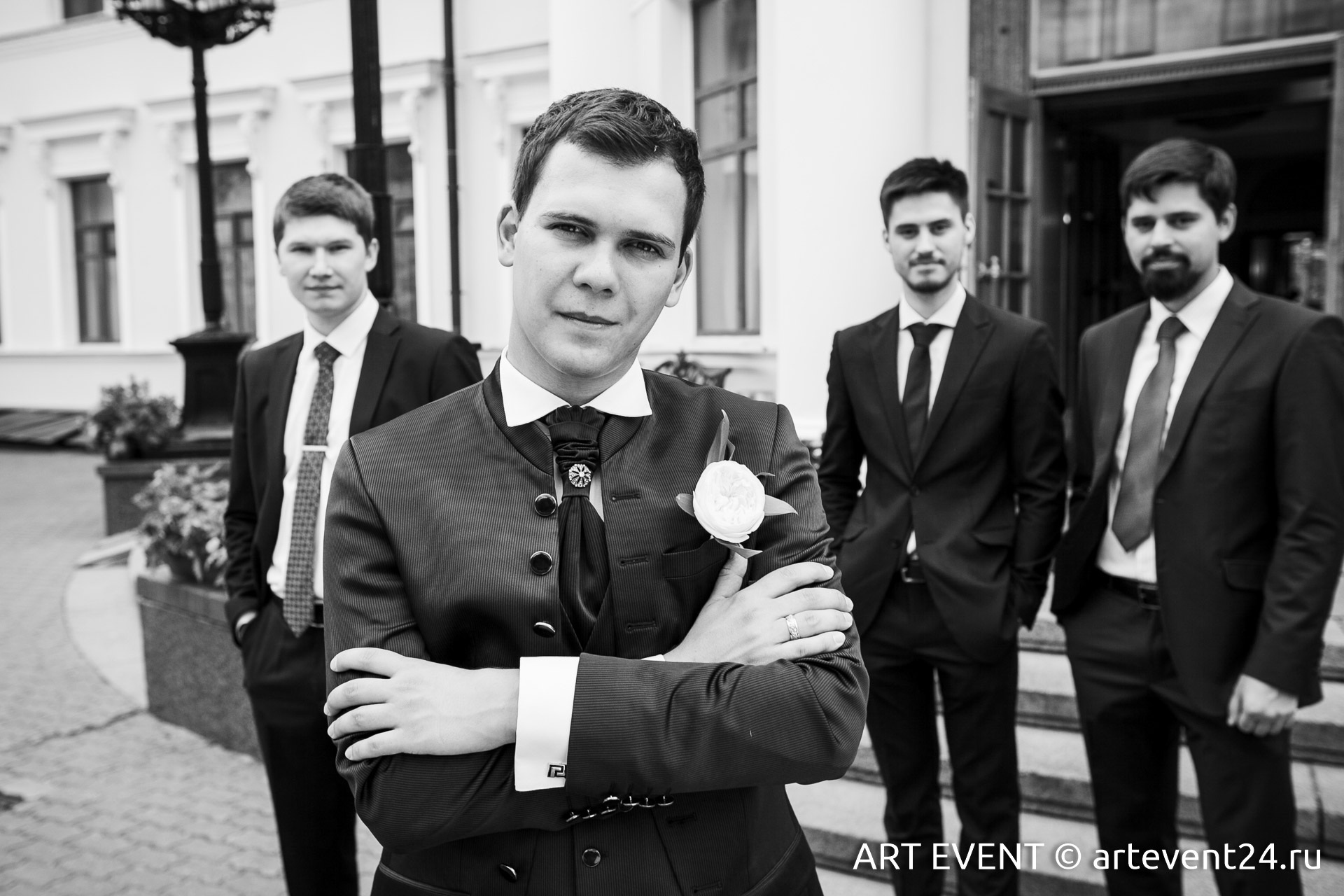 молодые ребята в костюмах на свадьбе